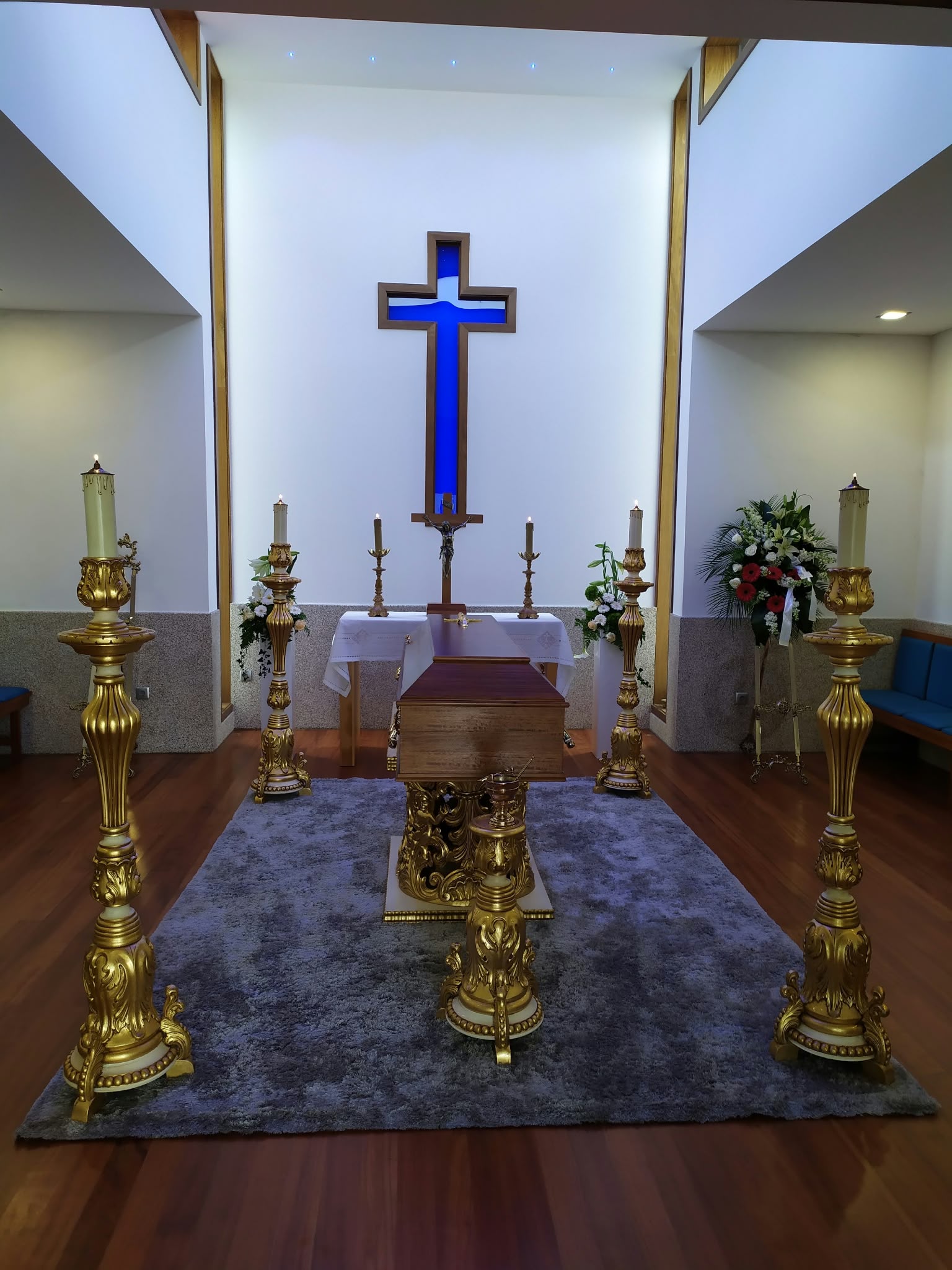 Capela mortuária decorada com flores